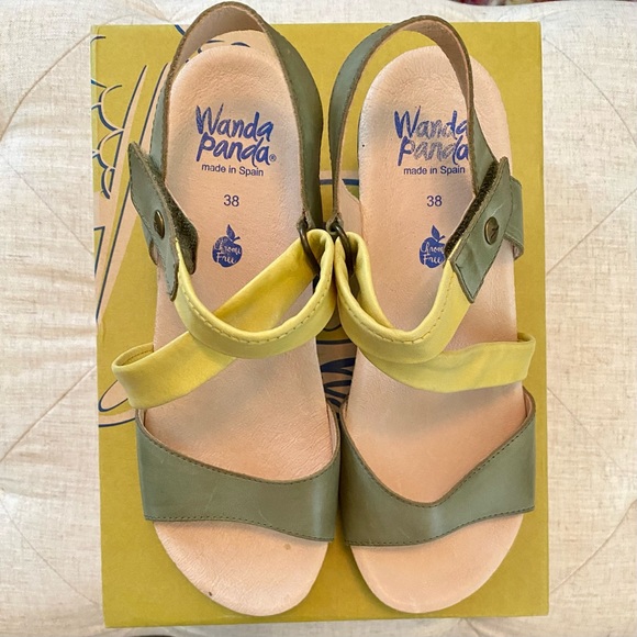 Dress up or dress down Moss Green Wanda Panda Leather Sandals - like new. - Picture 2 of 6